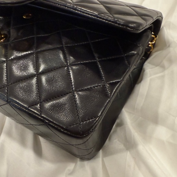 CHANEL Black lambskin medium classic flap - Picture 17 of 17